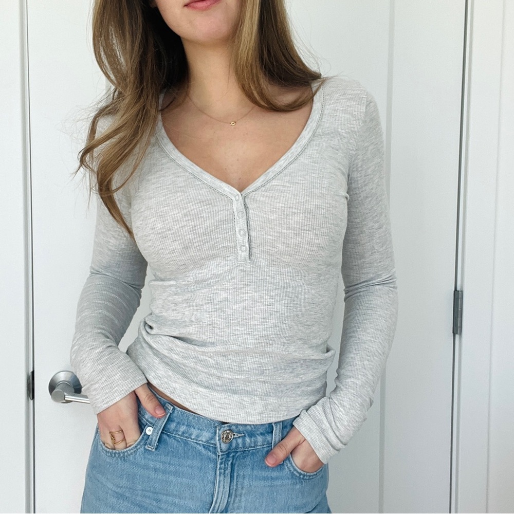 American Eagle Outfitters Light Gray Long Sleeve Tee